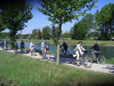 Die Radtour am Ufer von vier Kanälen zeigt die besondere Bedeutung der Wasserstraßen für den Frachtverkehr im Ruhrgebiet. <br>	Foto: LWL<br />