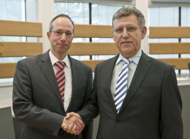Dr. Fritz Baur (r.) gratuliert seinem Nachfolger Matthias Löb zur Wahl.<br>Foto: LWL<br />