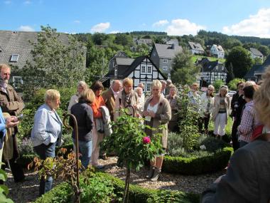 Viele Interessierte bestaunten beim ersten LWL-Gartenspaziergang in Südwestfalen das Rosendorf Assinghausen. <br>Foto: LWL <br />