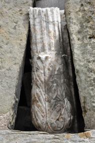 Mit einigen der Bruchstücke waren kleine Fenster im Kirchturm verschlossen worden. <br>Foto: LWL/Sigrist<br />