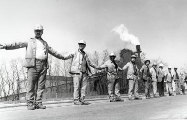Ein starkes Zeichen der Solidarität: Am 23.4.1987 bildeten 5.000 Hattinger eine Menschenkette, um für den Erhalt der Henrichshütte zu protestieren. Der Arbeitskampf wird auch Thema der WDR-Filmnacht in Hattingen sein. <br>Foto: LWL/Vollmer<br />
