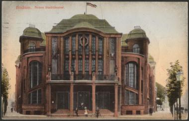 Diese historische Postkarte zeigt das 1907 nach Plänen des Architekten Paul Engler errichtete Bochumer Theater. 1914/15 erfolgte ein kompletter Umbau. Auf den Fundamenten des zerstörten Gebäudes entstand nach dem Zweiten Weltkrieg das heutige Schauspielhaus. <br>Foto:LWL<br />