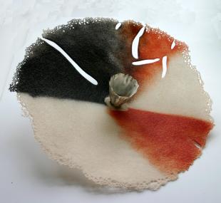 Maare Saare: Red and Black. Pâte de verre, Glaspulver auf Sand verschmolzen (2009).<br>Foto: LWL<br />