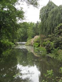 Die malerisch bepflanzte Gräfte zwischen Hausinsel und Park. <br>Foto: LWL/Siekmann<br />