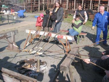 Stockbrot und Kartoffeln gibt es am Lagerfeuer im Ziegeleimuseum Lage. <br>   Foto: LWL<br />
