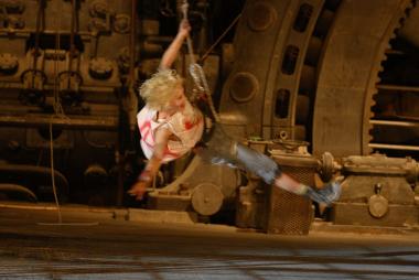 Tanz und Akrobatik vor Industriekulisse ¿ das bietet die Kompanie ¿dance-fields productions¿ in der Henrichshütte Hattingen.  <br>Foto:LWL<br />