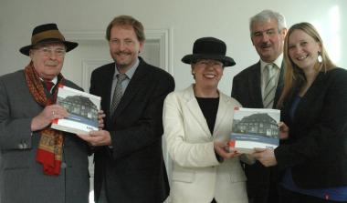 Autorin und Herausgeber freuen sich über die Arbeit "Von Bildern umgeben": (v. l.) Wolfgang Nicolai (Stiftung Briloner Eisenberg und Gewerke), Dr. Jan Carstensen (LWL-Freilichtmuseum Detmold), Prof. Dr. Ruth-E. Mohrmann (Universität Münster), Brilons Bürgermeister Franz Schrewe und die Autorin Dr. Sigune Kussek.  <br>      Foto: LWL<br />