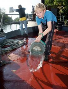 Auch Deckschrubben gehört zur Arbeit eines ¿Leichtmatrosen¿. <br>Foto: LWL/W. Fischer<br />