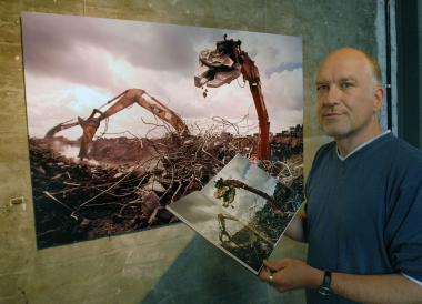Fotograf Frank Schultze vor einem Bild mit Abrissbagger, das auf dem ehemaligen Hoesch-Gelände in Dortmund-Hörde entstand, wo jetzt der Phoenix-See geflutet wird. <br>Foto: LWL/Appelhans<br />