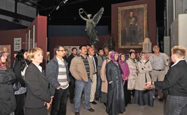 Staatssekretärin Zülfiye Kaykin (vorne links) mit Mitgliedern des Moscheevereins Witten-Herberde und Vertretern des Hattinger Integrationsrates. <br>    Foto: LWL/Hudemann<br />