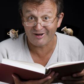 Manne Spitzer liest Geschichten von Mäusen, Glitzersternen und Bären im LWL-Planetarium in Münster vor. <br>Foto: LWL/Oblonczyk<br />