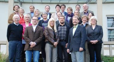 Die Mitglieder des Verbandes Europäischer Freilichtmuseen tauschten sich im LWL-Freilichtmuseum Detmold über die Bedeutung und Nutzung von Eingangsgebäuden aus. LWL-Kultur-dezernentin Dr. Barbara Rüschoff-Thale (vorne Mitte) hatte die Teilnehmer begrüßt.    <br>      Foto: LWL<br />