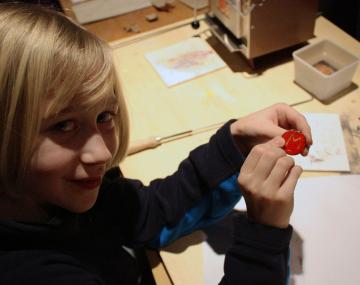 Emaille ¿ eine besondere Kunst. Mit einer alten Technik und neuen Ideen entstehen ganz individuelle Stücke.<br> Foto: LWL/M. Kroker<br />