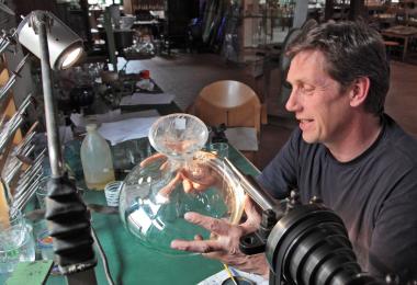 Die Glashütte Gernheim kuriert beschädigte Glasgegenstände. <br>Foto: LWL<br />