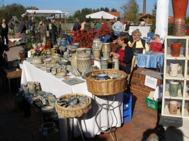 Töpfermarkt mit breiter Produktpalette. <br> Foto: LWL / Kulke<br />