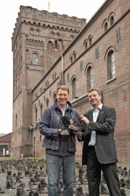Fortschritt im Revier: Marcus Kiel (l.) und Dietmar Osses präsentieren das Kunstwerk mit 350 Bergarbeiterstiefeln, das anlässlich der Kulturhauptstadt Ruhr.2010 neu installiert wurde.<br>Foto: LWL<br />