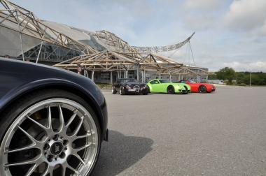 Die in Form des Firmenlogos gebaute Halle der Automanufaktur Wiesmann ist das erste Ziel der Exkursion. <br>Foto: LWL/Djahanschah<br />