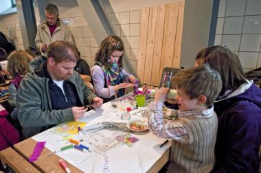 Bunte Kreationen entstehen in der Kinderwerkstatt der Zeche Zollern. <br>Foto: LWL<br />