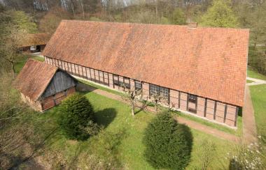 Hier im ¿Gasthof" im LWL-Freilichtmuseum Detmold fanden die drei Gesellen im Märchen Unterschlupf. <br>Foto: LWL /Jähne<br />