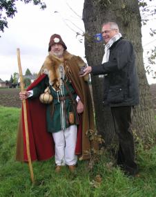 Jakobspilger Dr. Werner Best und LWL-Direktor Dr. Wolfgang Kirsch (re) testen das "Wander-Navi". <br>Foto: LWL<br />