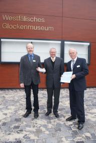 Vor dem Neubau des Westfälischen Glockenmuseums Gescher überreichte LWL-Direktor Dr. Wolfgang Kirsch (M.) den Zuwendungsbescheid und die Plakette an den Bürgermeister Hubert Effkemann (r.) und Museumsleiter Dr. Hendrik Sonntag. <br>Foto: Stadt Gescher<br />