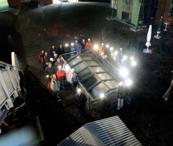 Bei der ¿Nachtschicht spezial¿ können die Teilneh¬mer die Architektur und die Technik des Industriedenkmals im Schein der Grubenlampen entdecken. <br>Foto: LWL<br />