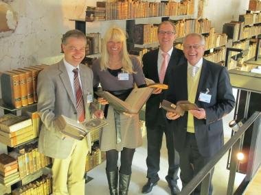 Ort des Wissens: Museumsleiter Dr. Martin Kroker, LWL-Kulturdezernentin Dr. Barbara Rüschoff-Thale, Landrat Manfred Müller und LWL-Direktor Dr. Wolfgang Kirsch geben in der Bibliothek des ehemaligen Klosters Dalheim einen Einblick in die neue Dauerausstellung. <br>Foto: LWL/Maria Tillmann<br />