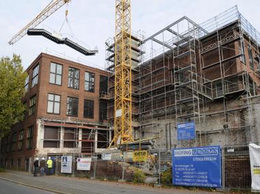 Ein Baukran hievte die bis zu sechs Tonnen schweren Stahlelemente von oben in das neue Treppenhaus der Fabrik. <br>Foto: LWL<br />