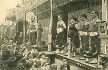 Fête Foraine, la Parade des Hercules. Ansichtskarte Frankreich um 1900.<br>Foto: Sammlung LWL<br />