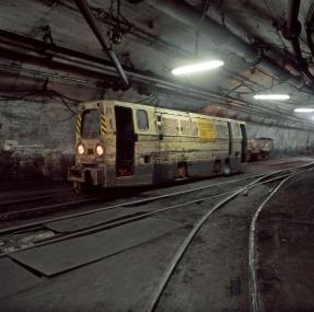 Eine Diesellok mit zwei Führerständen, wie sie seit den 1970er Jahren im Bergbau verwendet wird. <br>Foto: LWL/Christoph Oboth<br />