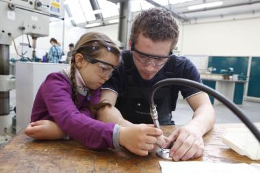 An 18 ¿Stöbertagen¿ bekamen die Kinder Einblicke in technische, physikalische und chemische Zusammenhänge und durften selbst Hand anlegen. <br>Foto: LWL/Wieland<br />