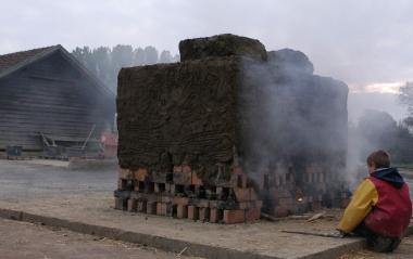 Im Feldbrandofen werden am Sonntag 3000 Ziegel gebrannt. 	<br>Foto: LWL<br />