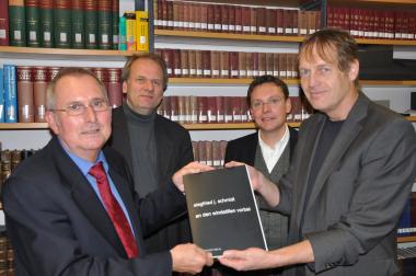 Professor Dr. Siegfried J. Schmidt (l.) erhält das erste Exemplar seines druckfrischen Gedichtbandes 'an den windstillen vorbei'.  Mit auf dem Bild (ab 2.v.l.): Dr. Jochen Grywatsch (LWL-Literaturkommission), Dr. Marcus Stumpf (LWL-Archivamt), Professor Dr. Walter Gödden (LWL-Literaturkommission).<br>Foto: LWL/Katharina Tiemann<br />