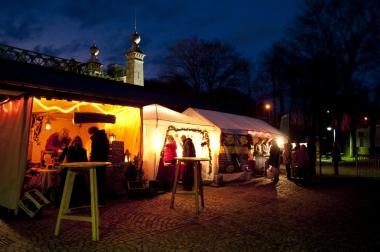 Stimmungsvoll beleuchtet präsentieren sich die Stände beim Weihnachtsmarkt im Schiffshebewerk Henrichenburg. <br>Foto:LWL<br />