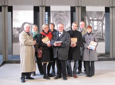 Stellten das Buch "Kirchen im Wandel" im Kloster Dalheim vor: Prof. Dr. Udo Mainzer, Leiter des LVR-Amts für Denkmalpflege (v.l.) , Anne Kraft von der Landesintiative StadtBauKultur NRW , Autorin Dr. Birgit Gropp, Ulrike Rose, Leiterin der Landesinitiative StadtBauKultur NRW , Dr. Ulrich Reinke, LWL-Amt für Denkmalpflege, Autor Dr. Oliver Meys, Dr. Markus Harzenetter, Leiter des LWL-Amts für Denkmalpflege, und die Dalheimer Museumsdirektorin Dr. Julia Hallenkamp-Lumpe. Foto: LWL/Maria Tillmann