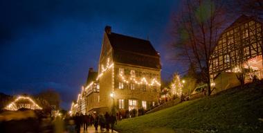 Der Romantische Weihnachtsmarkt im LWL-Freilichtmuseum Hagen lockt wieder mit seiner besonderen Atmosphäre zwischen den illuminierten Fachwerkhäusern. <br>Foto: LWL<br />