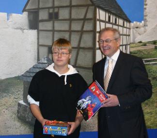 LWL-Direktor Dr. Wolfgang Kirsch (rechts) gratulierte dem 150.000. Besucher Nico-Maurice Klein aus Gevelsberg. <br>Foto: LWL/Julia Helmig <br />