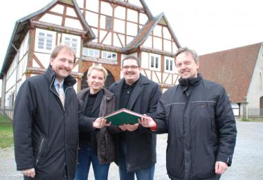 Alles vertraglich besiegelt: LWL-Museumsleiter Dr. Jan Carstensen, Nadine und Marcus Schuster sowie LWL-Verwaltungsleiter Uwe Schröter (v. l.) nach der Vertragsunterzeichnung vor der Museumsgaststätte "Im Weißen Ross", die Marcus Schuster ab dem 1. Januar 2011 führen wird. <br>Foto:LWL<br />