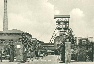 Die historische Postkarte zeigt den Eingangsbereich der Zeche Dahlbusch, Schacht 8. <br>Repro: LWL<br />