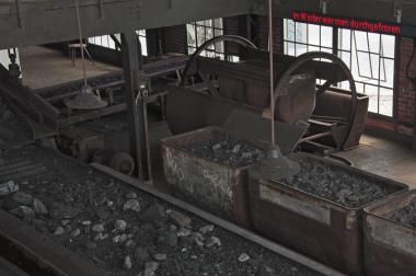 Harte und monotone Arbeit am Leseband. <br>Foto: LWL-Industriemuseum, Martin Holtappels<br />
