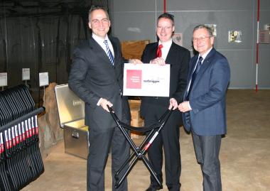 Heute überreichte der Geschäftsführer der Firma Zurbrüggen offiziell 20 Klappstühle für Museumsbesucher an den Museumsleiter, Hr. Dr. Mühlenbrock. Foto v.l.n.r.:  Christian Zurbrüggen, Geschäftsleitung Zurbrüggen; Dr. Josef Mühlenbrock, Leiter LWL-Museum für Archäologie; Prof. Dr. Gerd Hohlbach, Vorstand Förderverein LWL-Museum für Archäologie <br>Foto: LWL<br />
