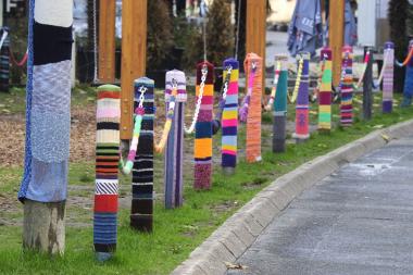 Straßenkunst aus Strick ¿Poller in der Dortmunder Innenstadt. <br>Foto: LWL/Hudemann<br/>