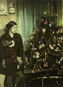 Helmut Schaffeld an Weihnachten 1927 in der festlich geschmückten Stube . <br>Foto: privat<br />
