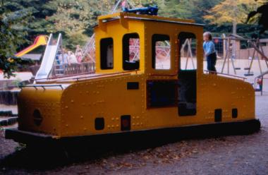 Eine Treidellok des Rhein-Herne-Kanals diente jahrelang als ¿Spielzeugeisenbahn¿ auf dem Spielplatz des Revierparks ¿Gysenberg¿.         <br>Foto: LWL/Schmidt-Rutsch	         <br />