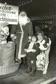Weihnachtsmann mit Kind 1990 auf dem  Weihnachtsmarkt in Münster. <br>Foto: LWL/Lütke Hockenbeck<br />