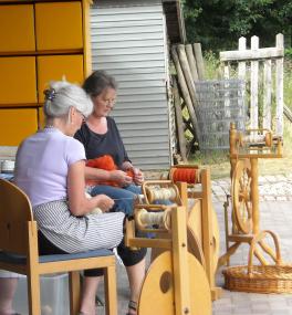 Im Texitlmuseum sammeln Workshopteilnehmer erste Erfahrungen am Handspinnrad.             <br>        Foto: LWL<br />