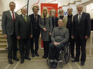 LWL-Direktor Dr. Wolfgang Kirsch (v.r.) eröffnete die Doppel¬ausstellung, mit ihm freuten sich Darius Djahanschah, Eberhard Eickhoff, Martin Schmidt, (alle vom LWL-Amt für Landschafts- und Baukultur), Kai Kühmichel (GAAG),LWL-Kulturdezernentin Dr. Barbara Rüschoff-Thale, Wolfgang Hölker (Vorstand Stiftung Westfalen-Initiative), Raimund Pingel, (geschäftsführender Vorstand Verein Westfalen-Initiative) und Dr. Gerhard Schlangen (stellvertretender Vorstandsvorsitzender LBS). <br >Foto: LWL<br />