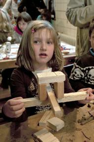 Basteln mit Kohle und Holz in der Kinderwerkstatt der Zeche Zollern.  <br>Foto: LWL<br /> 