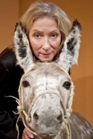 Schauspielerin Beate Reker nimmt Interessierte mit auf ihre neuen literarischen Rundgänge zur Sonderausstellung ¿Tiere der Bibel¿. <br>Foto: LWL/Oblonczyk<br />