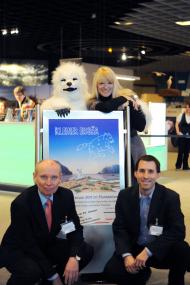 Museumsdirektor Dr. Alfred Hendricks, LWL-Kulturdezernentin Dr. Barbara Rüschoff-Thale und Astronom Dr. Björn Voss (v.li.n.re.) führten am Freitag vor einer Gruppe von 200 begeisterten Kindern die Premierenshow von Lars - dem kleinen Eisbär vor. <br>Foto: Oblonczyk, LWL<br />
